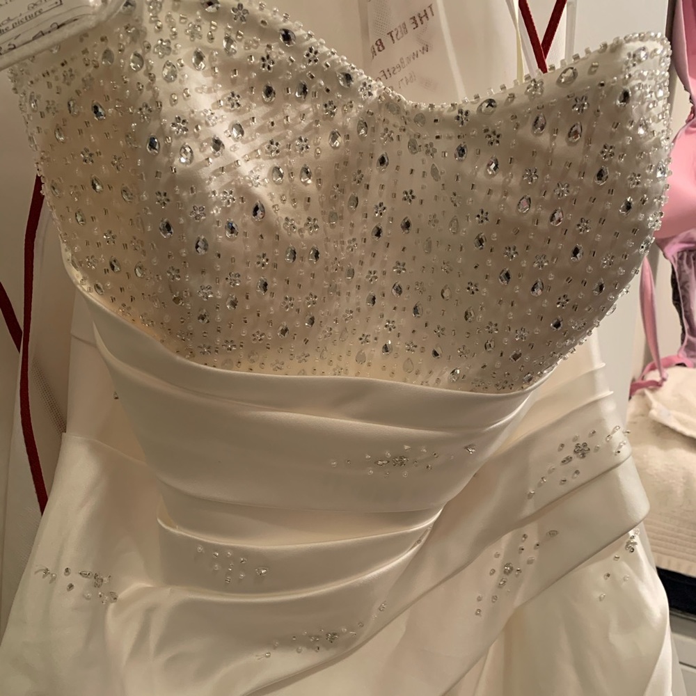 Never worn wedding gown